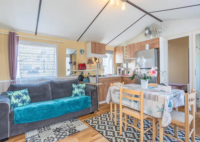 Kemp Mobilhome - Piscine Sauf En Avril La Parée Preneau