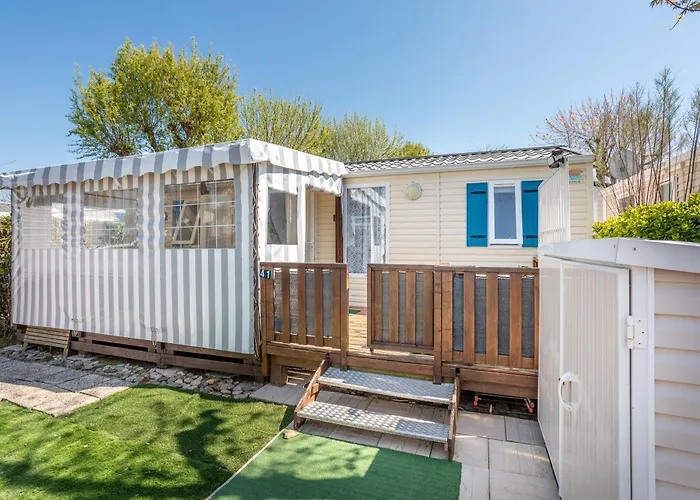 Kemp Mobilhome - Piscine Sauf En Avril La Parée Preneau